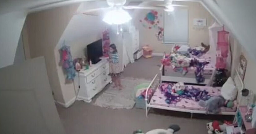 Camera trong phòng ngủ tự phát nhạc, nói chuyện với cô bé 8 tuổi