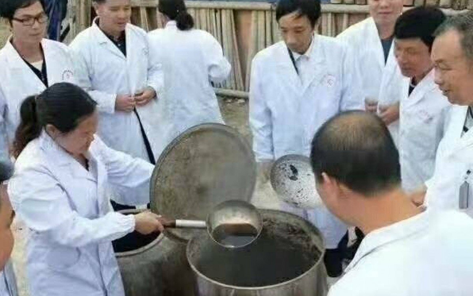 Các bác sĩ y học cổ truyền Trung Quốc đun nước trường thọ, đồn đại có thể giúp con người sống đến 120 tuổi