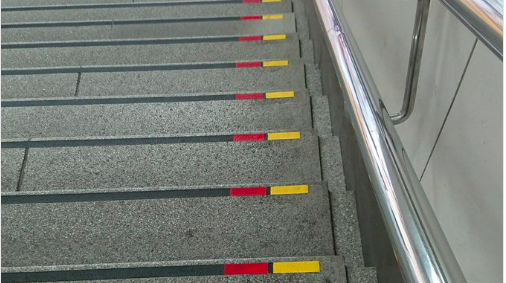 Ý nghĩa cảm động ẩn sau dấu hiệu đỏ và vàng trên những bậc thang ở ga tàu Nhật Bản
