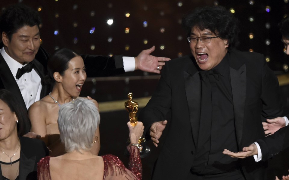 Đạo diễn Bong Joon-ho và loạt khoảnh khắc siêu hài tại lễ trao giải Oscar 2020