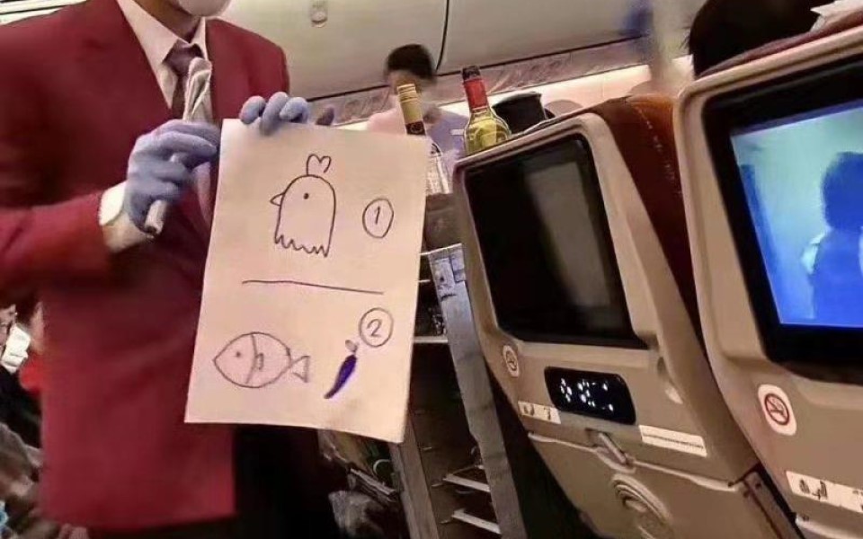 Cưng xỉu với cách anh tiếp viên hàng không Trung Quốc giúp khách gọi món bằng tranh giữa mùa dịch corona