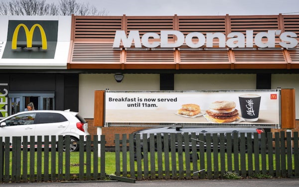 Giữa bão dịch Covid-19, McDonald's tạo 'ô vuông' khoảng cách cho khách hàng