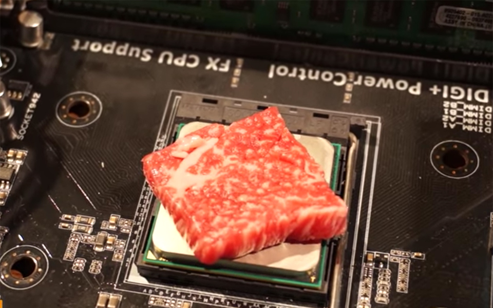 YouTuber Nhật Bản nấu ăn độc lạ bằng sức nóng của CPU máy tính