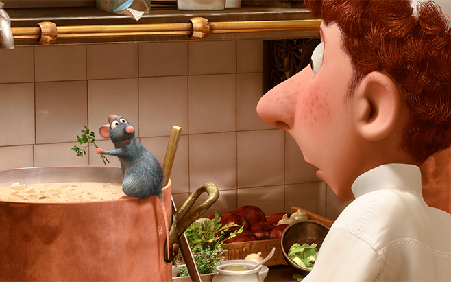 Điều gì đã xảy ra trong căn bếp của nhà hàng Gusteaus ở đầu phim 'Ratatouille'?