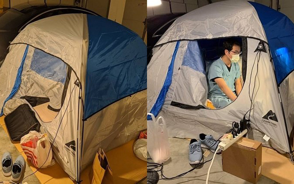 Để bảo vệ gia đình khỏi dịch bệnh, bác sĩ người Mỹ dựng lều ngủ trong gara nhìn vừa thương vừa buồn cười