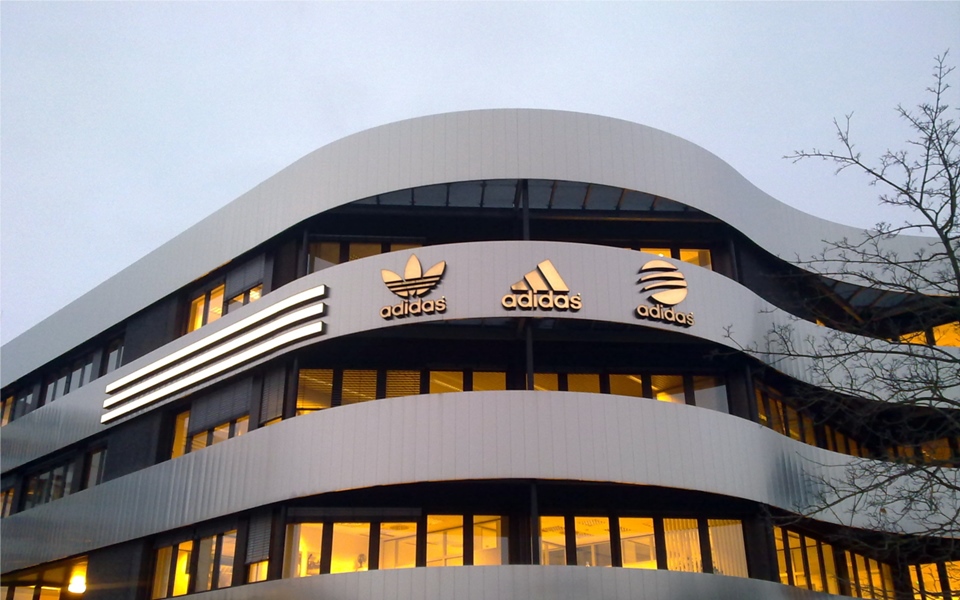 Logo kinh điển của Adidas đã trải qua những lần 'thay da đổi thịt' như thế nào?