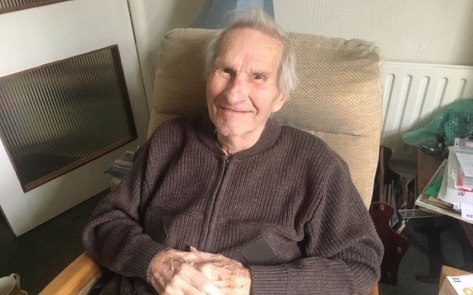 Cụ ông 92 tuổi kiên cường khó tin, bị ung thư và viêm phổi vẫn đánh bại COVID-19