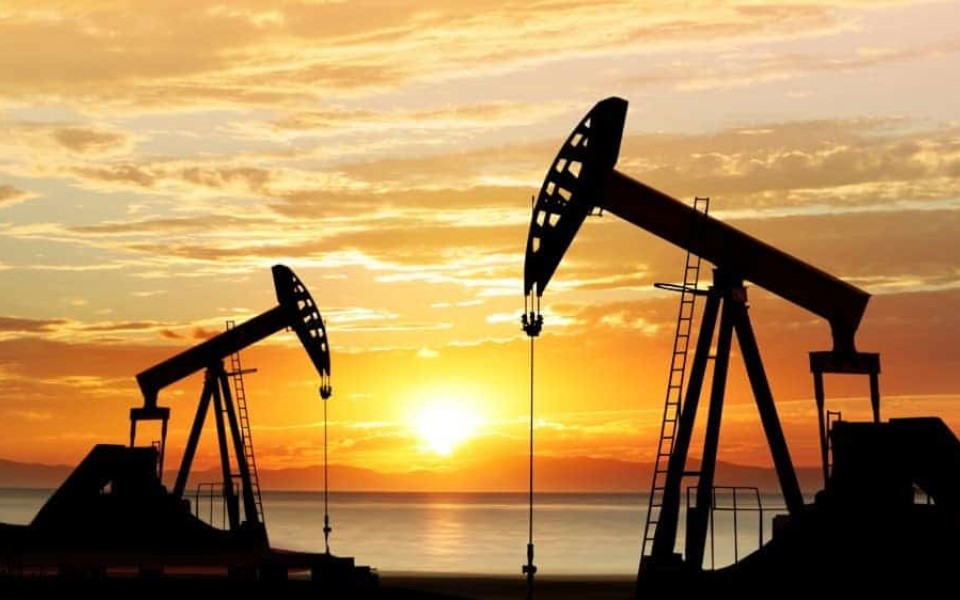 Chuyện lạ có thật: Giá dầu thế giới xuống mức âm vì Covid-19