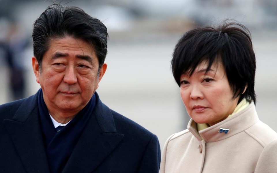 Vợ Thủ tướng Shinzo Abe tụ tập đông người trong mùa dịch khiến chồng khó xử