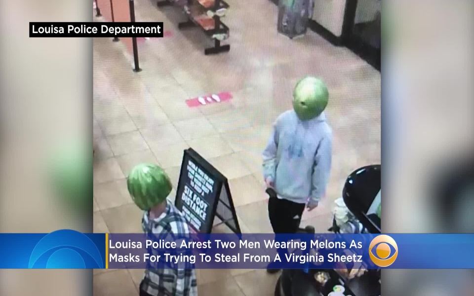 'Lạy ông tôi ở bụi này': Hai thanh niên đội mũ dưa hấu đi cướp