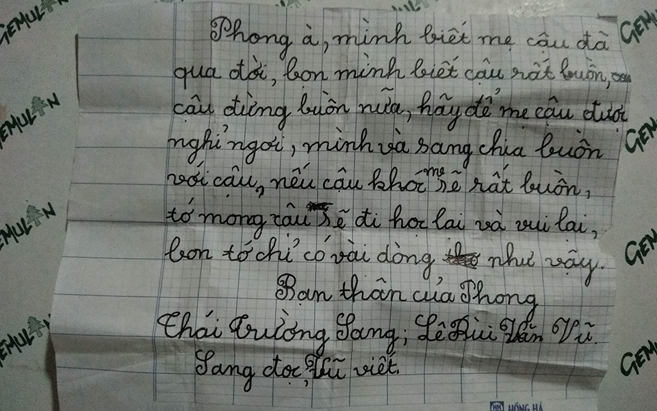 Bức thư tay ngô nghê của bạn học gửi cho cậu bé 8 tuổi mất mẹ ai đọc cũng rưng rưng