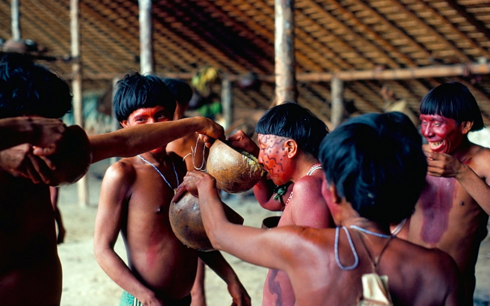 Kinh hoàng tập tục... uống xương cốt người đã khuất của bộ tộc Yanomami