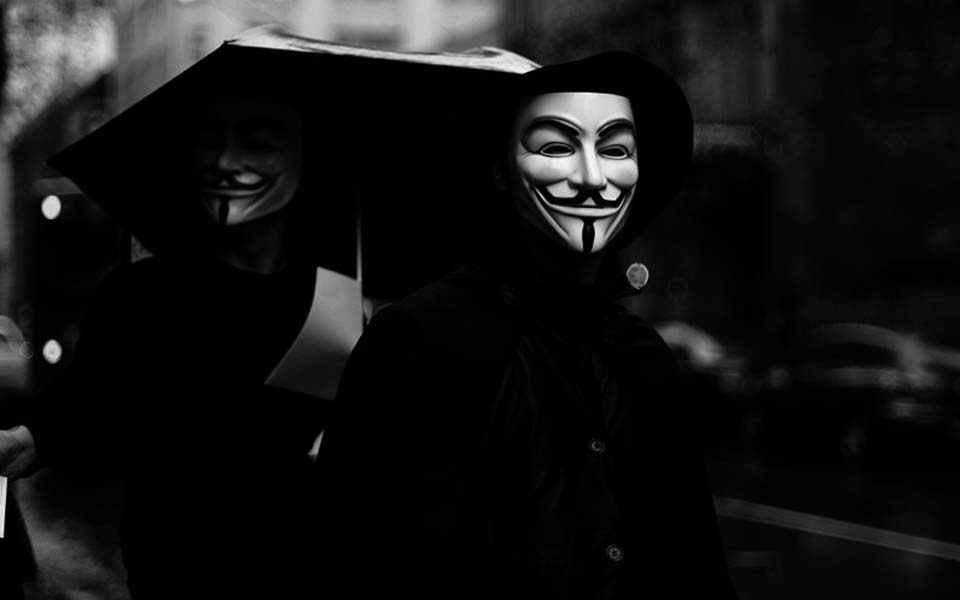 Câu chuyện bi kịch và đẫm máu đằng sau biểu tượng nổi tiếng của nhóm hacker Anonymous