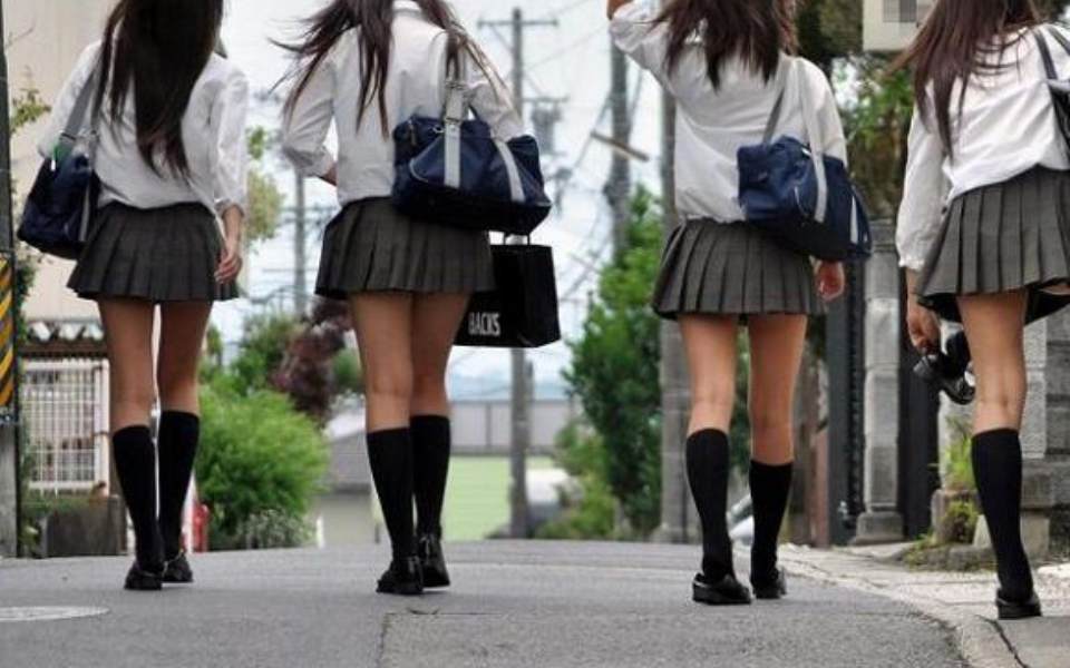 x: Vấn nạn mới ở Nhật: Các cô gái trẻ mặc váy ngắn để cám dỗ người khác chụp lén