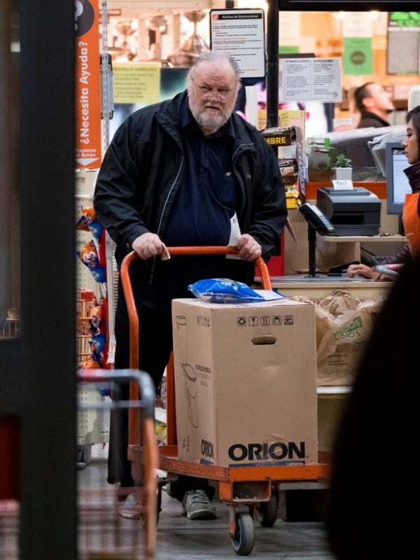 prod thomas markle snr does some late night shopping in rosarito mexico