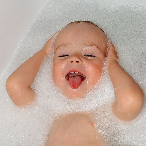 baby male bathing 6005172901