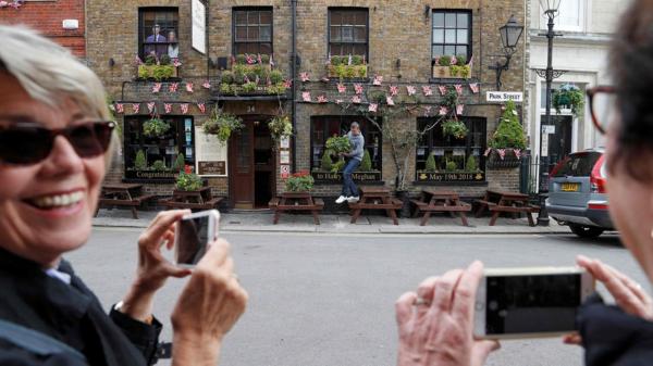 Những quán rượu trên khắp Anh Quốc và xứ Wales được phép mở cửa đến 1 giờ sáng trong ngày diễn ra lễ cưới và một ngày sau đó. Ảnh: AFP.