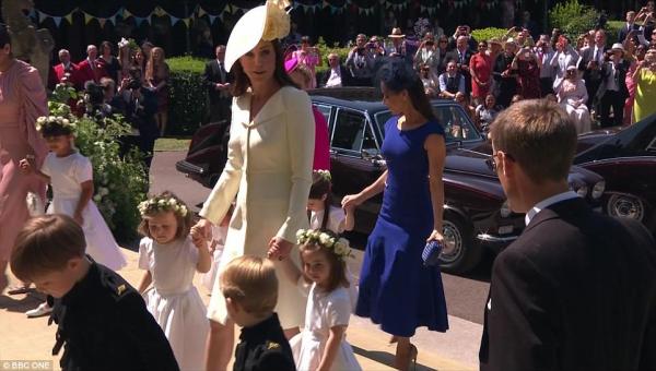 kate arrived to windsor castle hand in hand with meghans adorable flower girls and page boys as the bride to be steps out of her vintage rolls royce