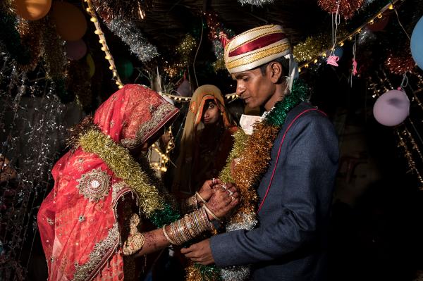 Muskaan và Raju đang trao cho nhau vòng hoa trong lễ cưới. Các cô gái đến từ vùng Shravasti thường kết hôn khi còn rất lâu mới đến tuổi 18.