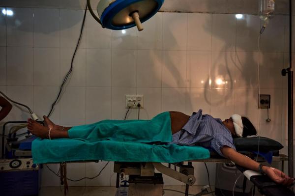 Một phụ nữ đang nằm trong phòng mổ chờ được các bác sĩ tiến hành sinh mổ tại Bệnh viện Shravasti. Theo số liệu điều tra dân số, ít nhất một phần tư trẻ em gái từ 10 đến 17 tuổi trong vùng đã kết hôn.
