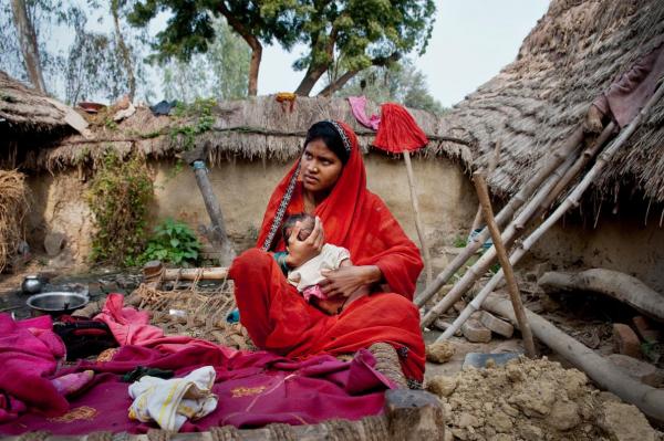 Cô gái Phulmati 17 tuổi đang ẵm đứa con mới sinh của mình tại nhà chồng. Trong suốt cuộc đời, những cô gái ở Shravasti sẽ sinh cho nhà chồng trung bình là 5 đứa con.