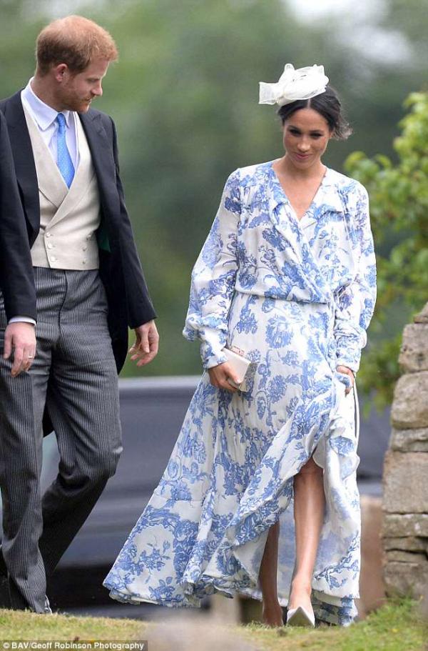 4d54361b00000578 5853123 the new duchess of sussex stunned in a long sleeved blue and whi a 4 1529243125704