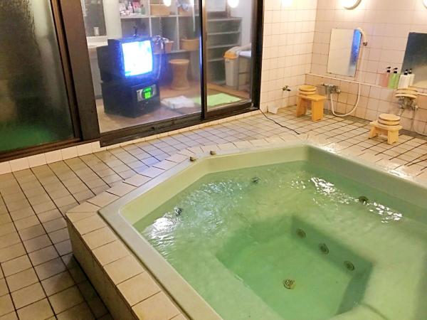 Hát karaoke đã đời trong bồn tắm nước nóng - dịch vụ mới toanh đang gây sốt  ở Nhật Bản