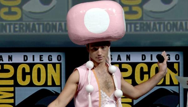 ezra miller cosplays as sexy toadette at comic con 2018 950x540