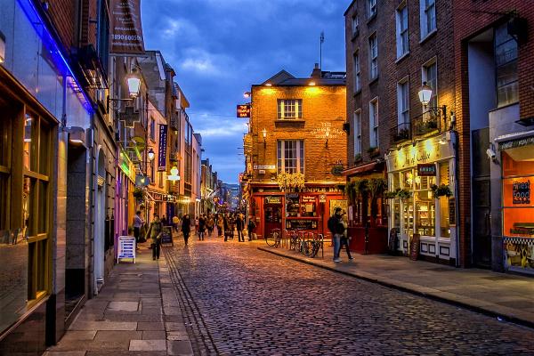 stock photo temple bar district in dublin at night 100904953