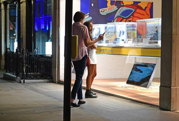 4eac45f600000578 6004943 malia and rory are pictured looking at a breitling watch display a 26 1532897556433