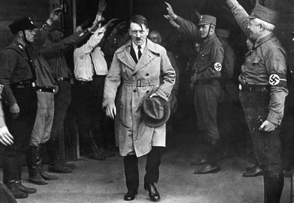 hitler leaving nazi party meeting 610x422