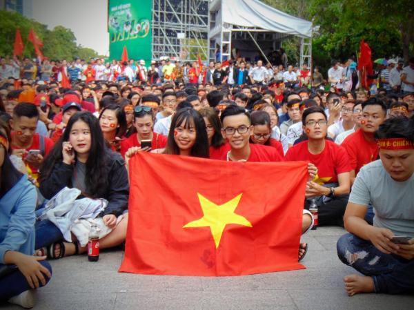 Bạn Hoàng đi cùng bạn gái đến cổ vũ cho đội tuyển Việt Nam, cho biết đây là lần đầu tiên cả hai cùng nhau đi xem bóng đá tại nơi đông người như thế này, không khí rất nhộn nhịp và sôi nổi.