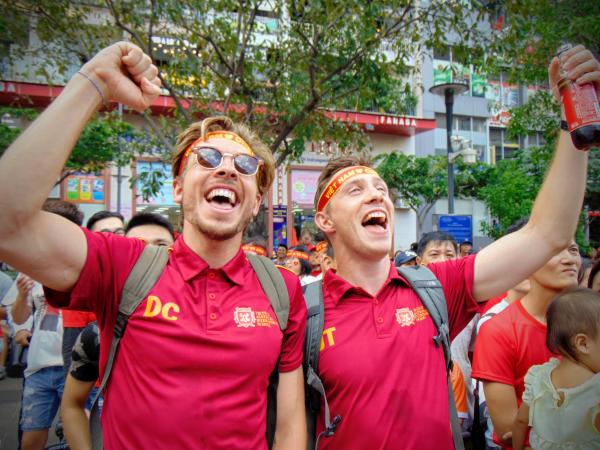 Rất đông du khách nước ngoài cũng hòa cùng người hâm mộ Việt Nam để theo dõi trận đấu và cổ vũ nhiệt huyết.