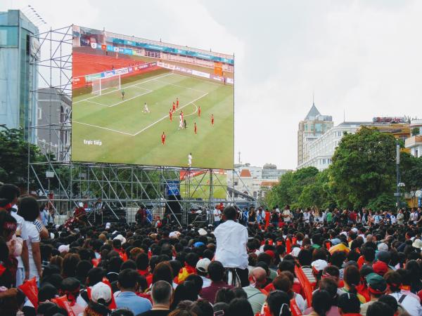 Không còn một chỗ trống ở Phố đi bộ Nguyễn Huệ. Sức nóng của trận đấu thu hút hàng ngàn người tập trung đến nơi đây.dsc03562 1