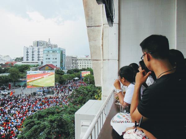 Theo dõi trận bóng từ các quán café trên cao dọc theo tuyến đường Nguyễn Huệ.