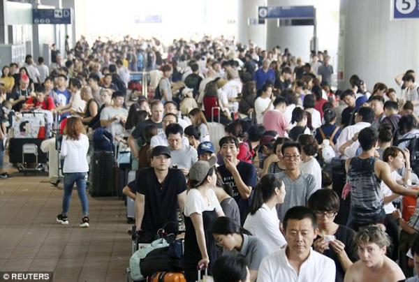 4fb7317200000578 6138601 passengers stranded at kansai international airport queue outsid a 1 1536240181017