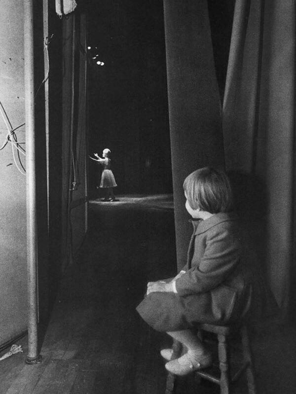 young carrie fisher watching her mother debbie reynolds perform on stage 1963