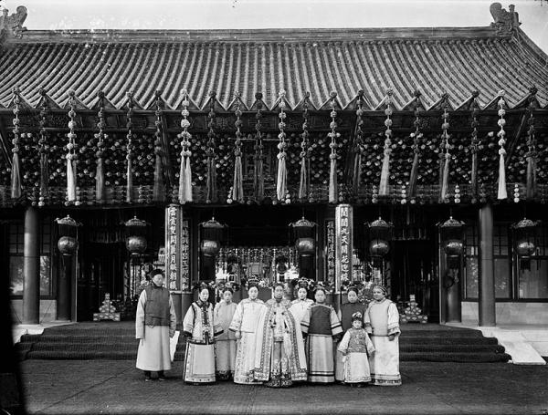 800px the qing dynasty cixi imperial dowager empress of china with attendant