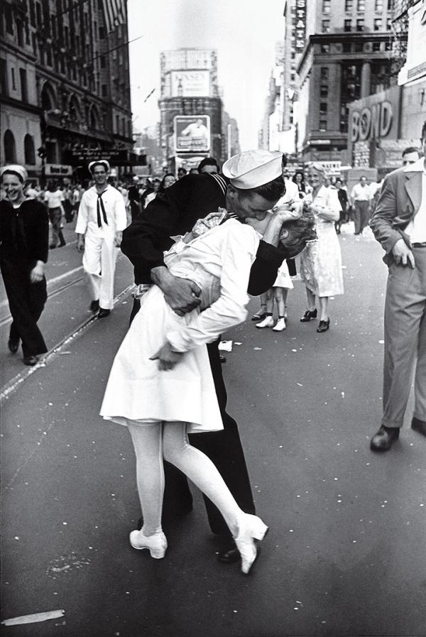 time 100 influential photos alfred eisenstaedt v j day times square 38