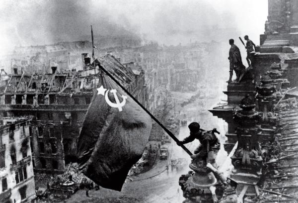 time 100 influential photos yevgeny khaldei raising flag reichstag 36
