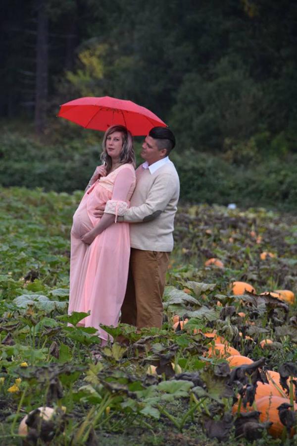 funny maternity photoshoot alien pumpkin field todd cameron li carter 2 5bbdc4a83e3a0 700