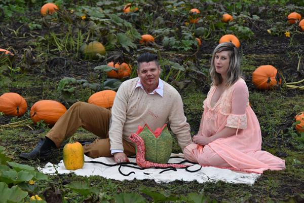 funny maternity photoshoot alien pumpkin field todd cameron li carter 22 5bbdc4cfb8693 700