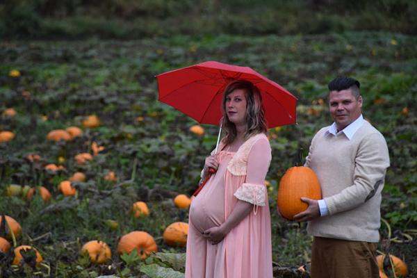 funny maternity photoshoot alien pumpkin field todd cameron li carter 3 5bbdc4aa45f05 700