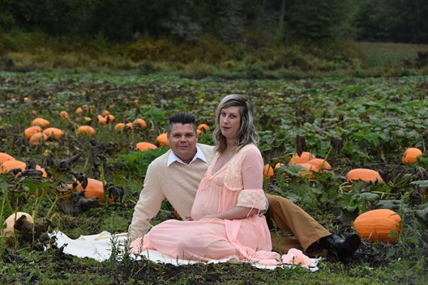 funny maternity photoshoot alien pumpkin field todd cameron li carter 5 5bbdc4ae28ccc 700