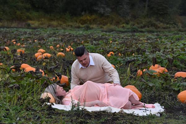 funny maternity photoshoot alien pumpkin field todd cameron li carter 8 5bbdc4b411d61 700
