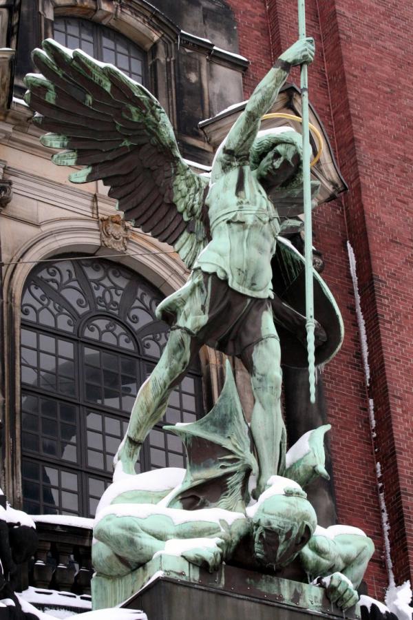 erzengel michael statue uber dem portal der st michaeliskirche hamburg