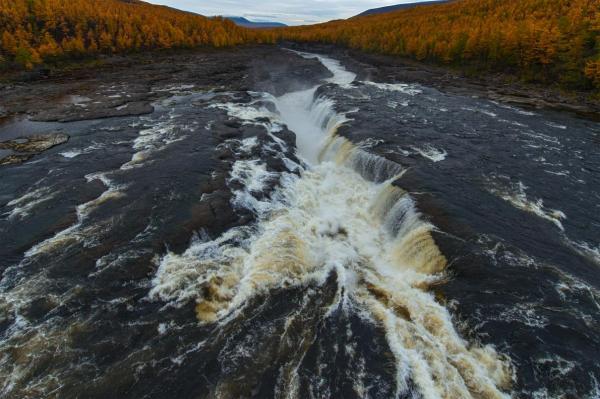 Thác nước Bolshoy Kureiskaya ở Cao Nguyên Putorana thuộc Zapovednik Putoransky ở Siberia là một phần của hệ thống sông ngòi kênh rạch khổng lồ ở đây.