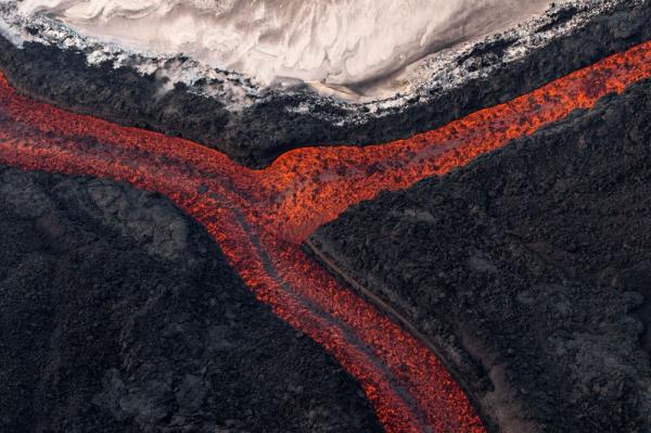Dung nham nóng chảy được phun ra từ núi lửa Ploskiy Tolbachik ở Công viên Quốc gia Núi lửa Kamchatka, là một di sản thế giới được UNESCO công nhận.