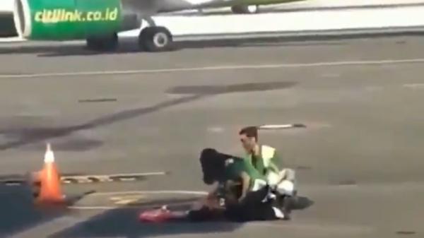 citilink woman chasing a plane on tarmac in bali