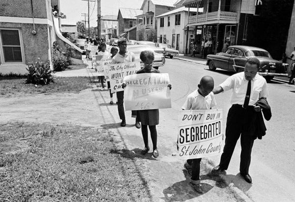 martin luther king with protesters against segregacionismo